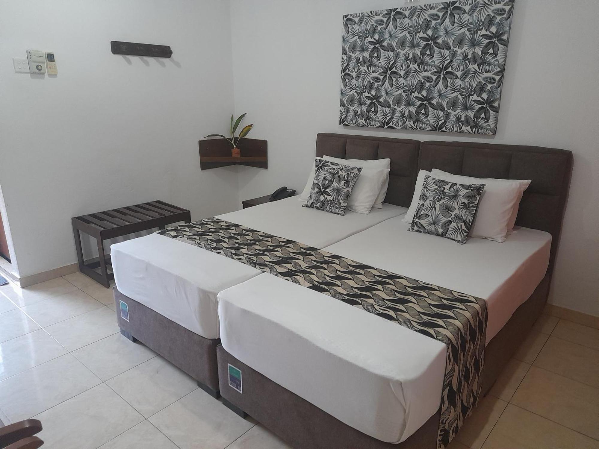Larn'S Villa Hotel & Apartment Wadduwa Exteriör bild